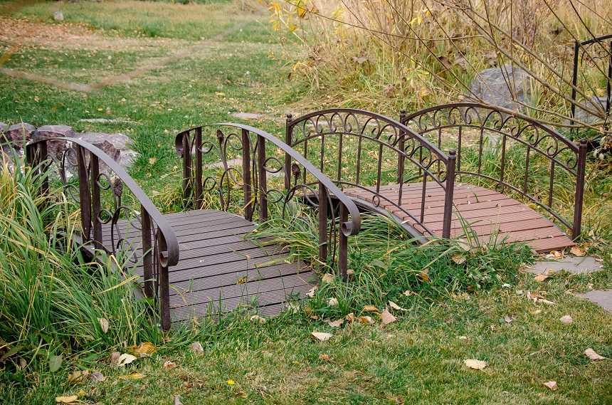 Садовый мостик – оригинальное украшение дачной территории